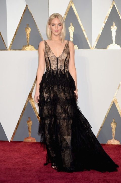 Oscars 2016 red carpet Jennifer Lawrence 24