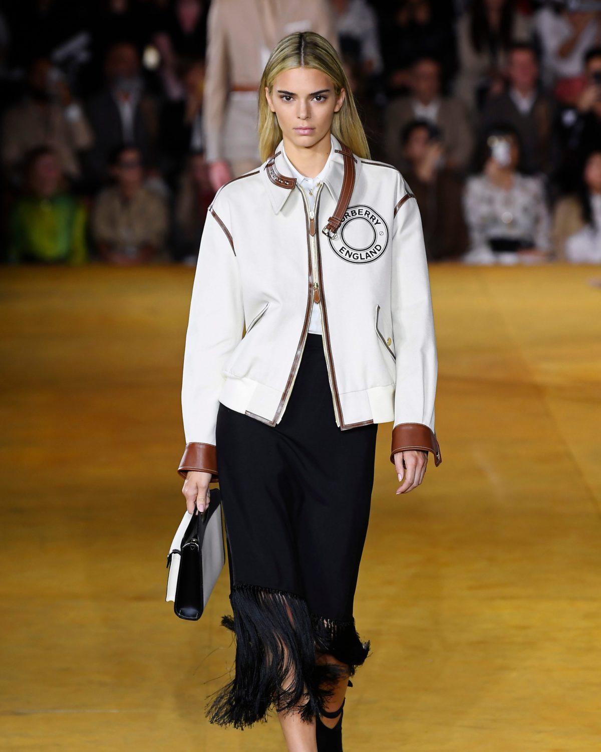 Kendall Jenner Just Dyed her Hair Blonde for Burberry's S/S20 Show ...