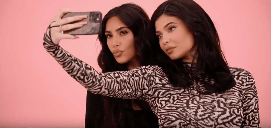 Mentalt hybrid Sjov Kylie Jenner and Kim Kardashian West Team Up For Makeup Tutorial - FASHION  Magazine