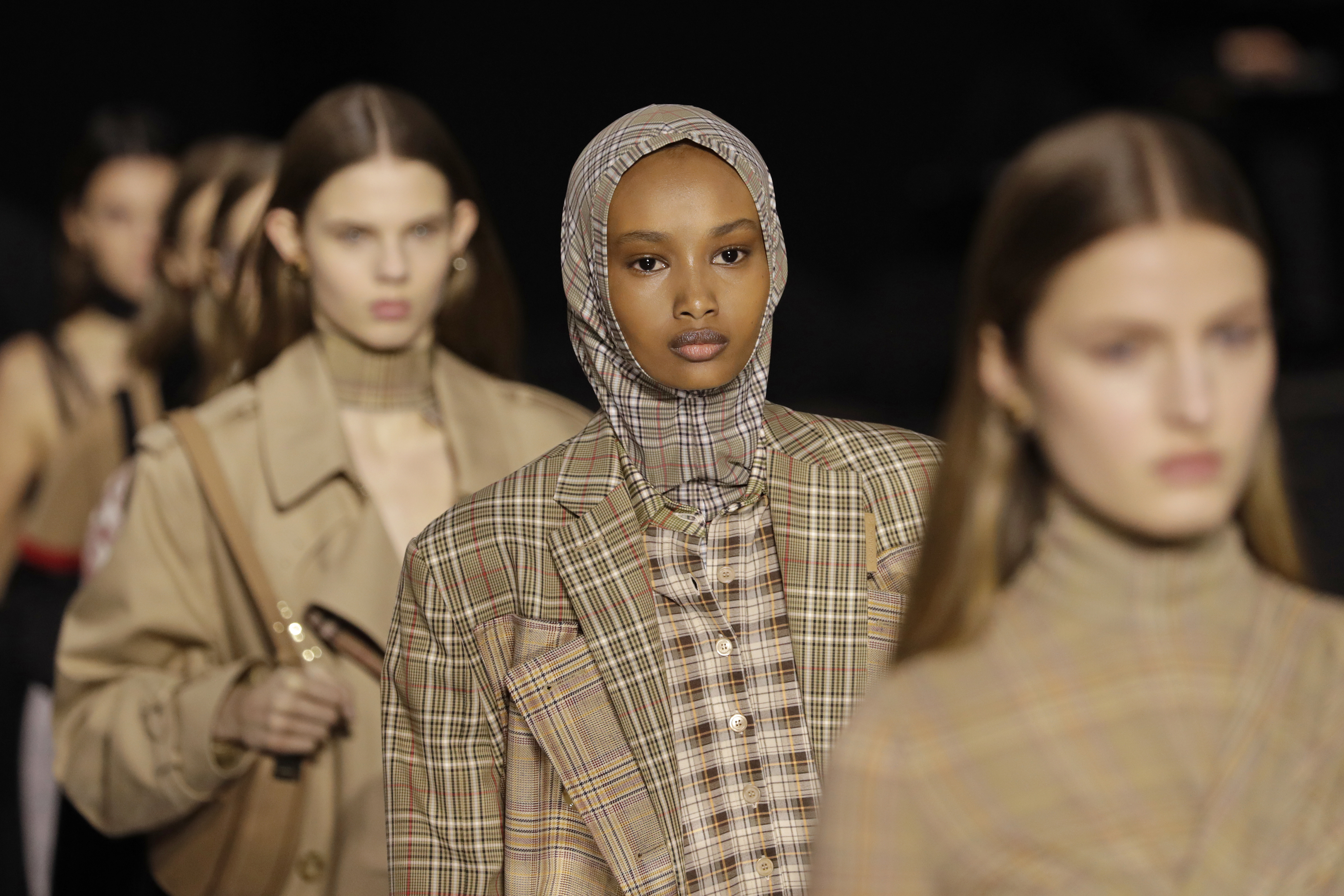 adelaar naast jukbeen How to Watch the Burberry Spring 2021 Show via Livestream This Week -  FASHION Magazine