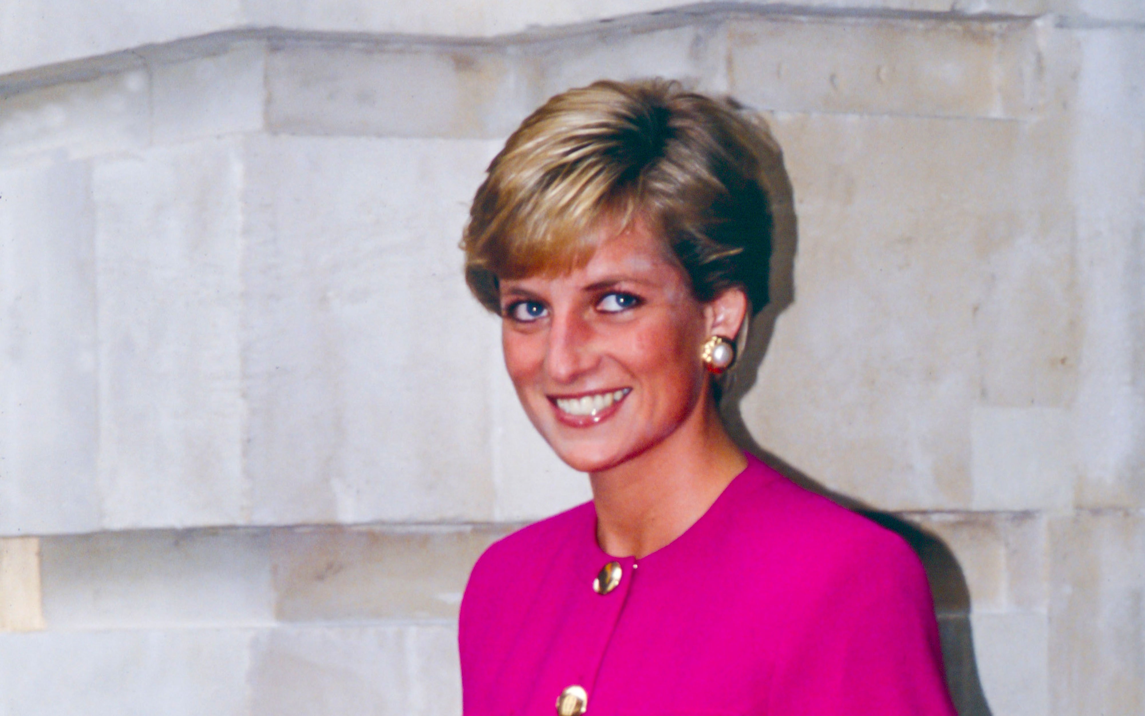 Princess Diana Short Hair: Sam McKnight on Her Iconic Haircut - FASHION  Magazine