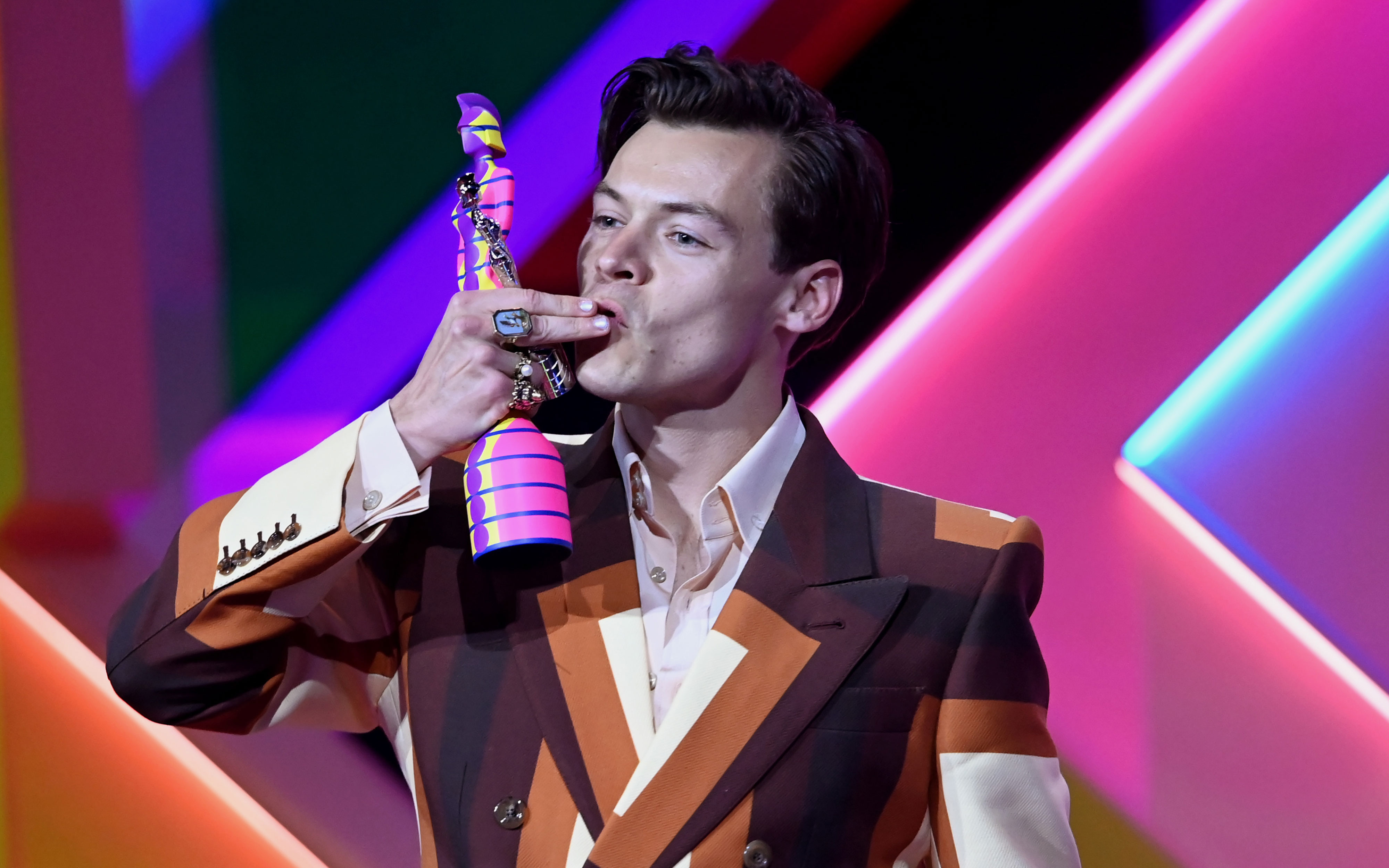Harry Styles’ Gucci Suit and Purse + More Memorable Looks From the 2021 Brit Awards