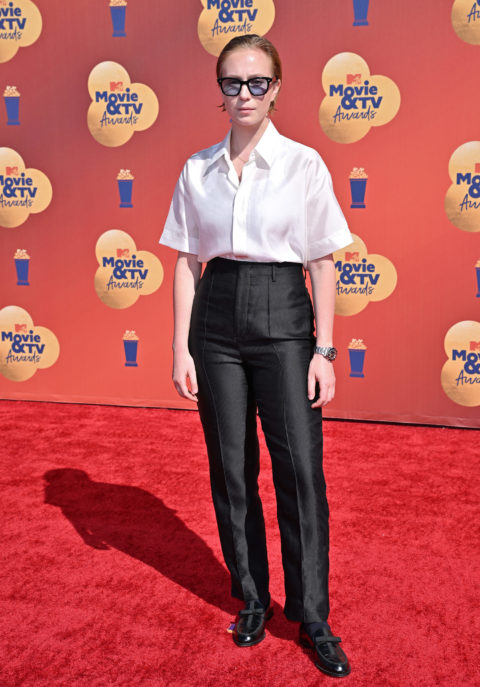 hannah einbinder at the 2022 mtv movie & tv awards red carpet in black pants and white shirt