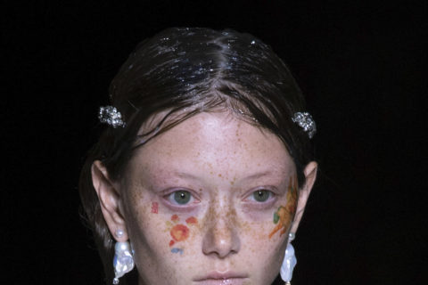 a model with freckles wearing pearl jewellery at the Simone Rocha fashion show