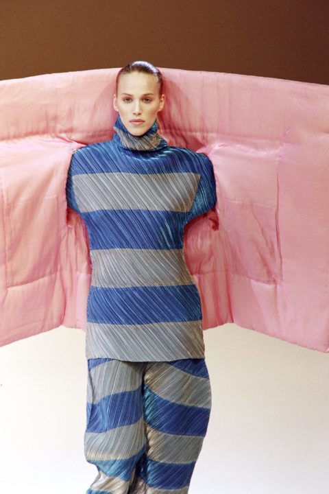 Swedish model Emma Sjöberg wears a Pleats Please creation as part of Issey Miyake Fall 1995 ready-to-wear collection in Paris