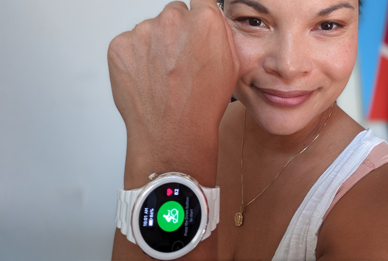 Alicia Cox Thomson wearing the Huawei smartwatch