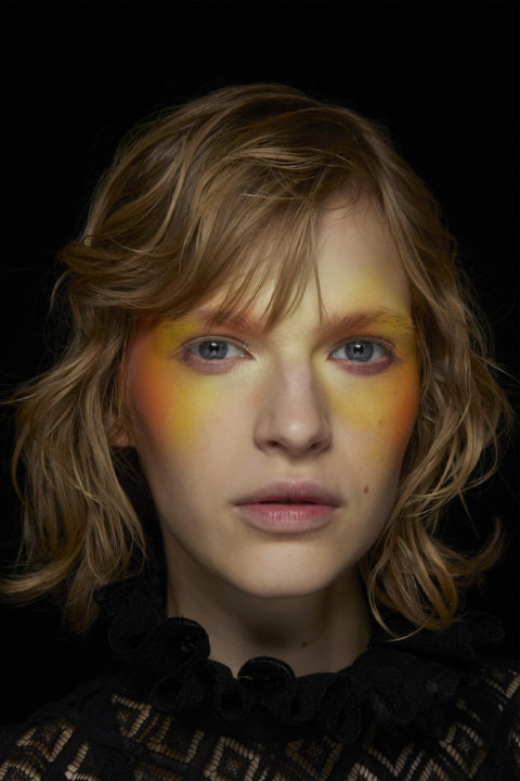Etro Spring 2023 sprays of colourful makeup