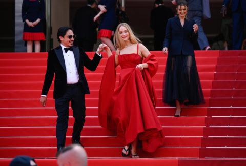 Jennifer Lawrence parmak arası terlikle Cannes'da