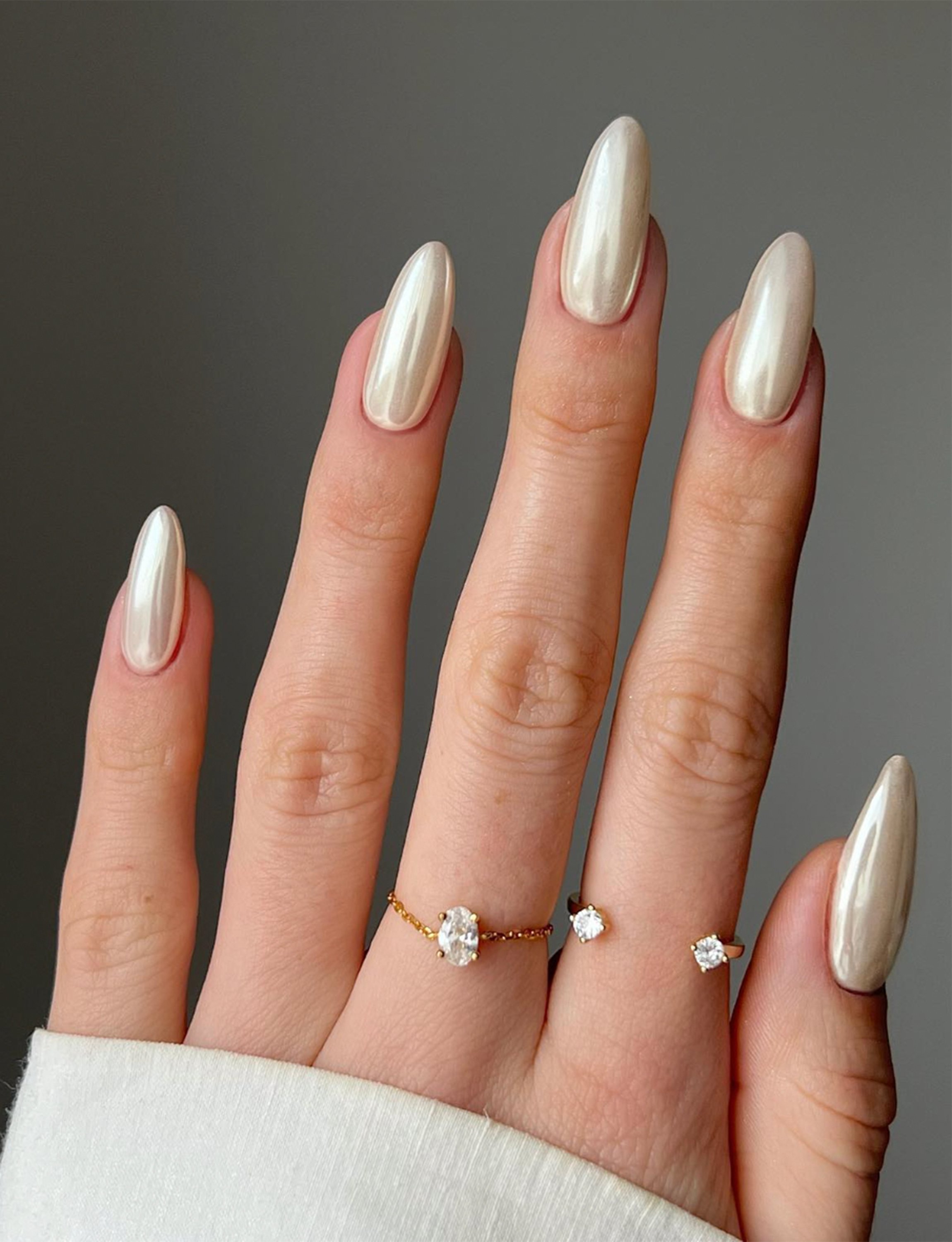 Read more about the article Vanilla Chrome Nails Are the Sweetest Spring Manicure Trend